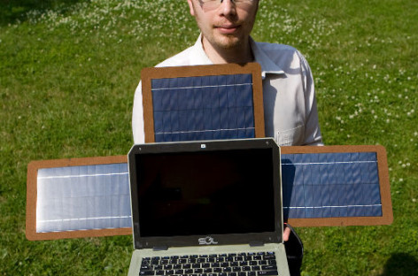 Laptop sử dụng năng lượng mặt trời để sạc pin