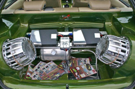 Nguy cơ chập điện, cháy khi sử dụng thiết bị bừa bãi trên ô tô