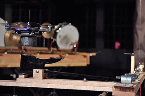 Robot bay chơi nhạc cụ