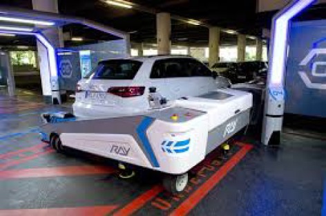 Robot giúp đỗ xe tự động tại sân bay Đức