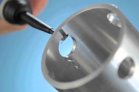 Phía sau quá trình cắt bỏ ba via đơn giản bằng tay