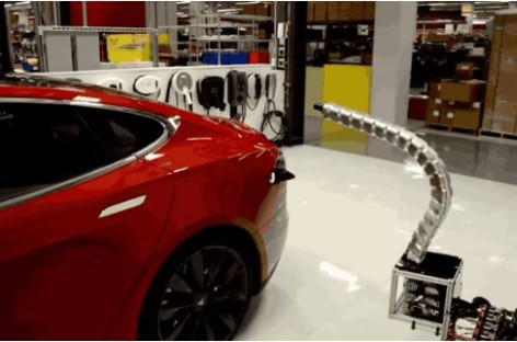 Robot rắn sạc điện cho xe