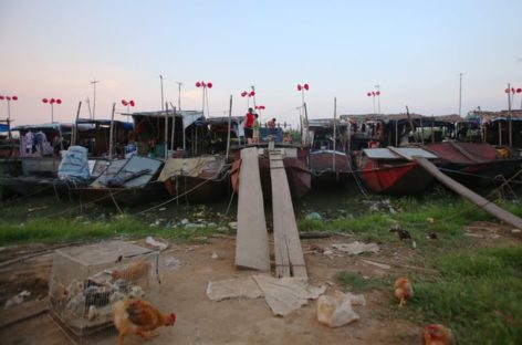 Chậu nhựa tạo điện gió ở xóm thuyền Hà Nội