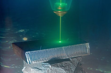 Tia laser xanh được dùng để cắt kim loại dưới nước