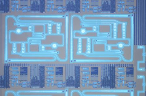 Chip lượng tử kết hợp điện tử và quang tử được sản xuất tại một nhà máy đúc bán dẫn thương mại