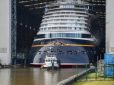 Du thuyền mới của Công ty Disney rời khỏi ụ khô Building Hall thuộc nhà máy đóng tàu Meyer Werft