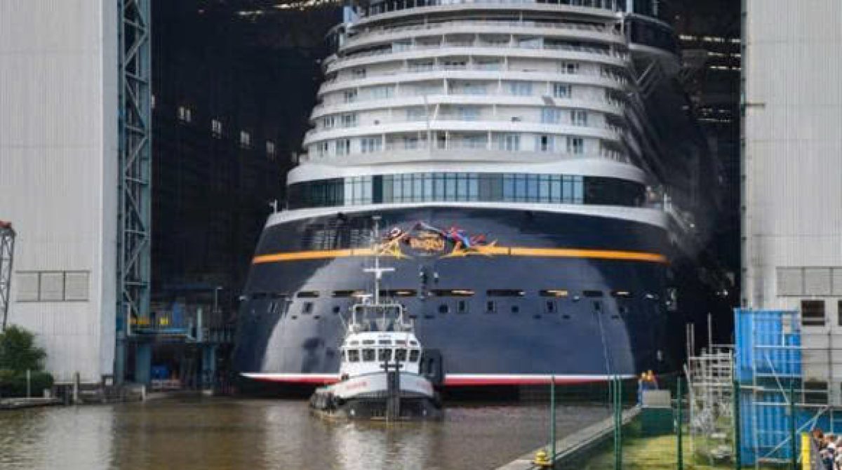 Du thuyền mới của Công ty Disney rời khỏi ụ khô Building Hall thuộc nhà máy đóng tàu Meyer Werft