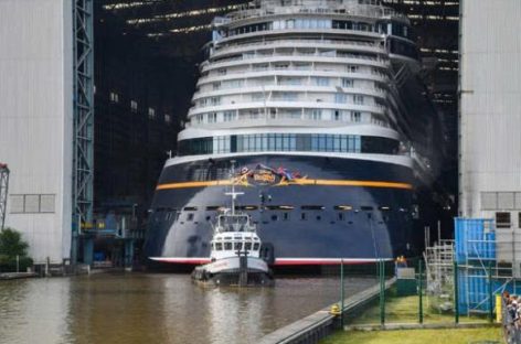 Du thuyền mới của Công ty Disney rời khỏi ụ khô Building Hall thuộc nhà máy đóng tàu Meyer Werft