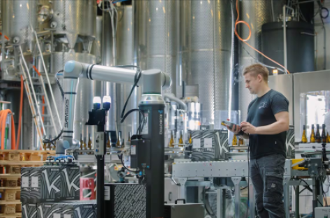 Công nhân và robot cộng tác: xóa bỏ rào cản, hướng tới sự hòa hợp