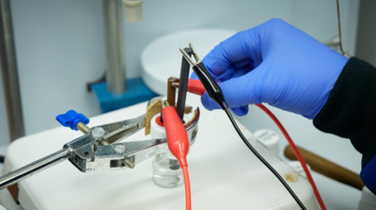 Công nghệ pin được sử dụng để phân hủy các chất hóa học vĩnh cửu