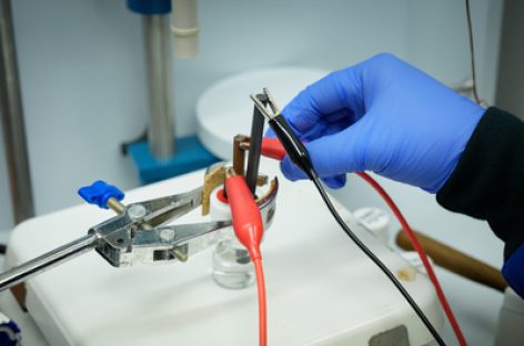 Công nghệ pin được sử dụng để phân hủy các chất hóa học vĩnh cửu