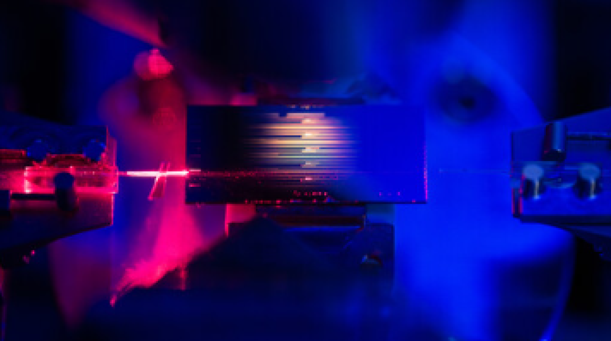 Bộ khuếch đại quang học với kích thước siêu nhỏ giúp tăng cường truyền tải dữ liệu và cảm biến