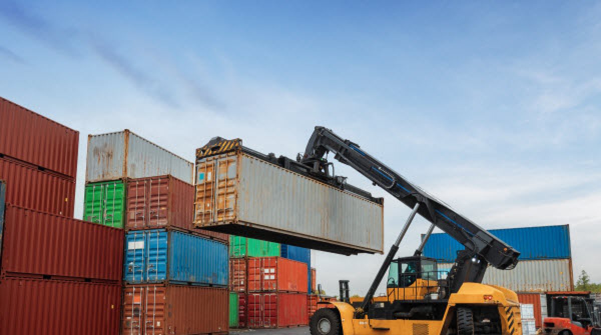 Vận chuyển hàng hóa bằng container tác động đến thương mại toàn cầu như thế nào?